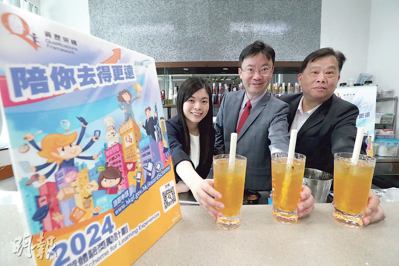 水吧做到經理  40年學習不懈獲獎  學打字英文管理培訓  勉中年人一同進修