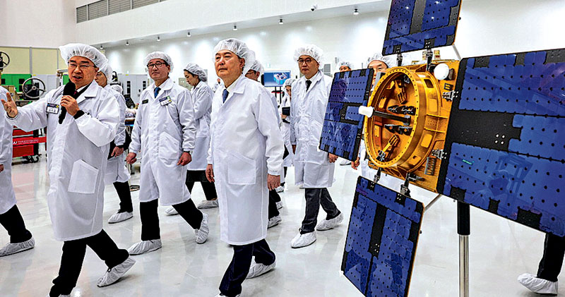 韓國總統尹錫悅（右二）今年3月13日視察慶尚南道泗川市的韓國航空宇宙產業太空中心。（網上圖片）