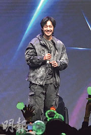 金賢重香港開騷 跑上「山頂」唱歌