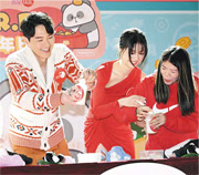 準爸爸蕭正楠冲奶雞手鴨腳 前護士陳曉華自詡湊B達陪月級