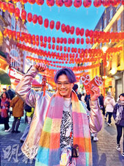 居英逛港人年宵市場被叫明星 馬米高喜出望外