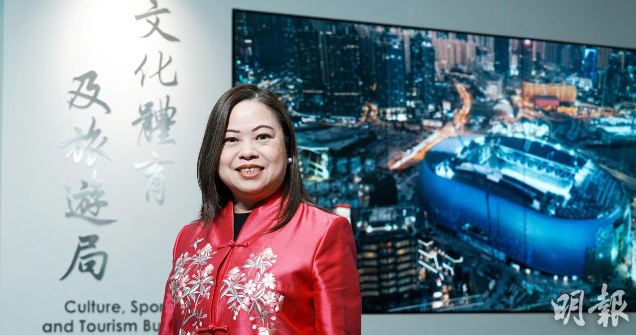 文化體育及旅遊局長羅淑佩接受本報專訪，提到政府對啟德體育園的監察機制，認為文體旅局與體育園要有緊密合作機制，局方角色涉及督導及引導園方，有需要時提供意見；園方則負責日常營運，若預見有危機或難以處理的問題，需盡早聯絡局方。她相信放手讓園方自己「行」，總比政府一直「拖住佢隻手」更好，期望園方「經一事長一智」。（楊柏賢攝）