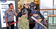 「武統論」陸配離台 盼「堂堂正正回來」 死線前返陸「非認錯」 登機前與丈夫子女相擁道別