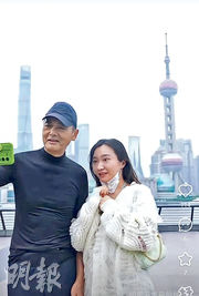周潤發上海與影迷自拍 被網民指黑面假笑