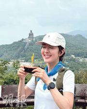 唐詩詠44歲生日遊大佛食齋 黃翠如產後現身賀壽