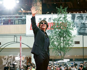 湯告魯斯傳下月獲英王查理斯授勳 安娜迪艾瑪絲親友反對「父女戀」現暗湧