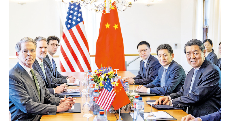中国宣布 他启程前往英国 周一与美国高官会晤