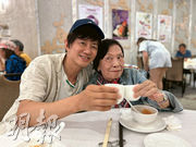 87歲余慕蓮主動邀好友見面 稱賣掉銀行股票 堅持請客