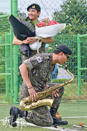 RM吹色士風V收花賀退伍 BTS待本月全員團聚 籌備新專輯世巡