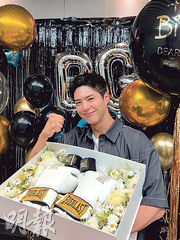 朴寶劍生日狂收蛋糕 連續3周登演員話題榜首