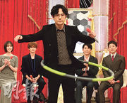 稻垣吾郎首演新剧，挑战独特角色，玩转呼拉圈引发热议！