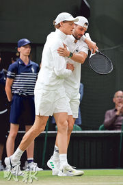 狄米托夫領先兩盤含淚傷退 史拿劣勢闖溫網8強