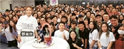 震撼!鄧麗欣大合照感動落淚,慶祝歌迷會18周年珍贵瞬间曝光