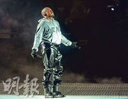 Kanye West上海演出短暂终结!7万人冒雨等待近1小时,90分钟早退引观众喊「退票」