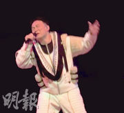 陈奕迅北京演唱会稀有事件:摔倒传巨响,笑称屁股「有肉」没事