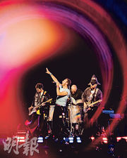 Coldplay继续玩接吻戏码!CEO出轨休假待审查