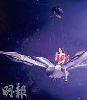 Katy Perry表演遇意外 人蝶險墮地，突发神秘事件！