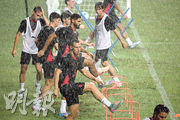 AC米蘭大球場公開操練遇紅雨打斷