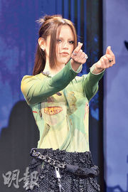 珍娜奧蒂嘉首爾宣傳《星期三》 無意跟《魷魚》爭冠軍