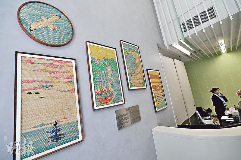 漁映樓大堂展示5幅名為《漁光竹映》的畫作(圖),以傳統竹織手工藝織成,象徵漁光村海鷗樓、靜海樓、海港樓、白沙樓及順風樓5座大廈,呈現漁光村特色。(李紹昌攝)