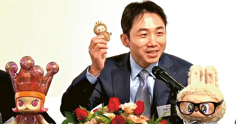 泡泡瑪特主席兼行政總裁王寧(圖)在業績記者會上展示即將發售的Mini版LABUBU(手持),指相信該新品有望成為下一個非常受歡迎的超級爆款。(網上截圖)