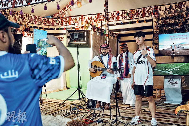 這次是沙特超級盃首度移師香港,沙特阿拉伯旅遊局在場內擺攤位,讓球迷探索沙特文化。(賴俊傑攝)