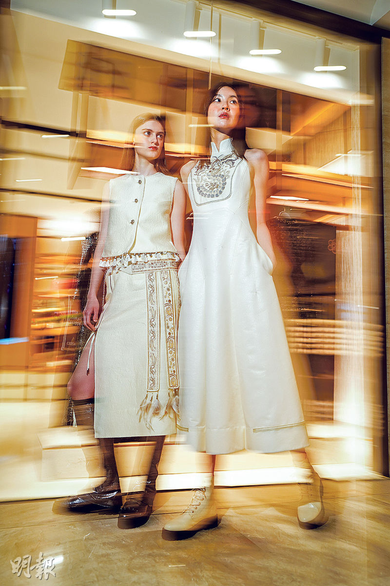 (左)飾穗邊開胸背心外套$12,280、飾穗邊半截裙$11,280,飾穗腰帶、皮革短靴 均未定價;(右)企領刺繡連身傘裙$31,280,皮革長靴 未定價(黃志東攝)