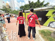 球迷酒店守候12小時 未獲簽名「親睹已值」