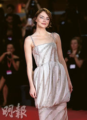 愛瑪史東演光頭「外星人」再爭影后 佐治古尼患鼻竇炎 帶病現身首映禮