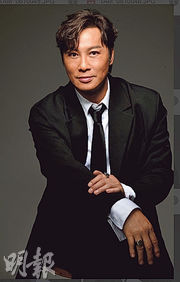 譚耀文入行37年首開個唱 選黑西裝白恤衫襯黑呔拍海報