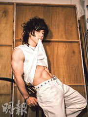 曾比特加盟英皇娛樂