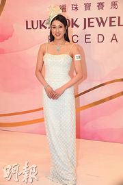 鍾嘉欣否認婚變 讚老公110分 下月慶錫婚 笑稱盼收10卡鑽石