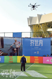 天降足球控不定 無損球王雅興