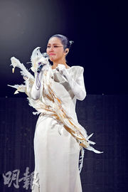 楊千嬅開騷心情複雜 謝歌迷不離棄 以音樂陪伴香港共渡時艱