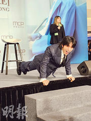 Infinite東雨香港簽唱會狂做掌上壓