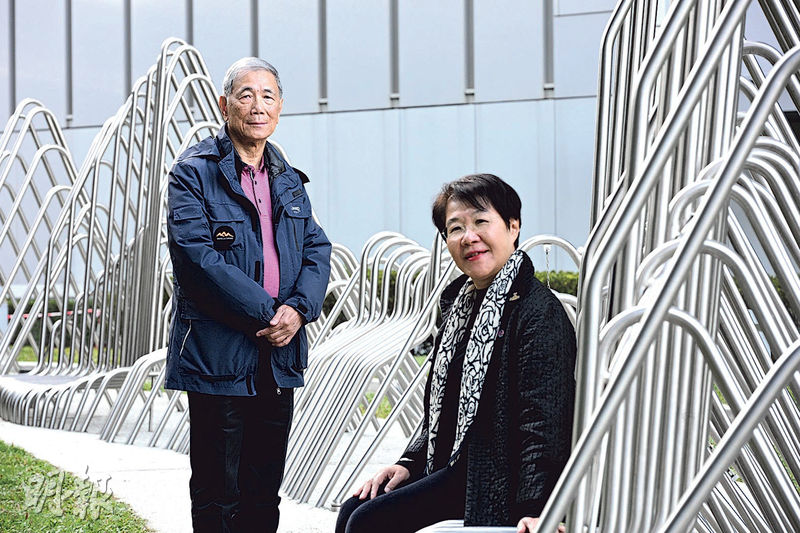 今年出現宏福苑用非阻燃棚網釀五級火、簡約公屋被剪短螺絲等事件,前建造業檢討委員會委員林濬(左)及房屋署前副署長馮宜萱(右)接受本報專訪,均認為最大問題是要推動改善社會道德上的缺陷,惟毋須再全面檢討建造業。(曾憲宗攝)