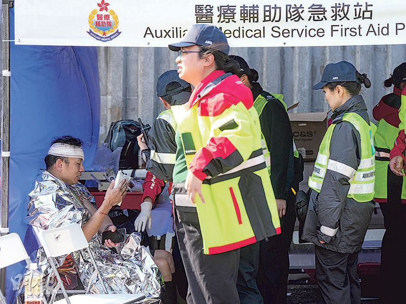 昨日渣打香港馬拉松有部分跑手不適需到醫療輔助隊急救站接受治療。截至昨午4時,有逾一千五百名跑手受傷、59人送院,當中兩人情况危殆。(廖凱霖攝)