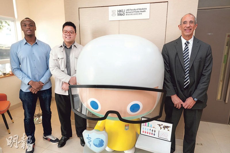 港大醫學院公共衛生學院去年11月舉辦工作坊,由世衛代表教授學生如何做好準備加入世衛。圖為該院院長貝大為(右)、該院碩士畢業生Marafa Labib Mohammed(左)及張家槄(中)。(楊柏賢攝)