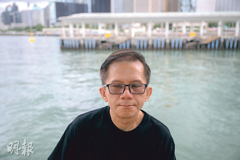 全叔當年在中環10號碼頭與胞姊上船,現為接受傳媒訪問重返舊地。他說每年國慶都會受訪,把握機會講述經歷,盼這類慘劇不再發生。(鍾林枝攝)