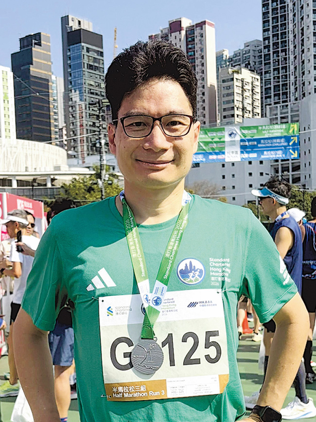 副財庫局長陳浩濂完成人生第21場半馬,形容噚日天公作美,溫度適中,感恩喺舒適天氣下作賽。(陳浩濂facebook圖片)