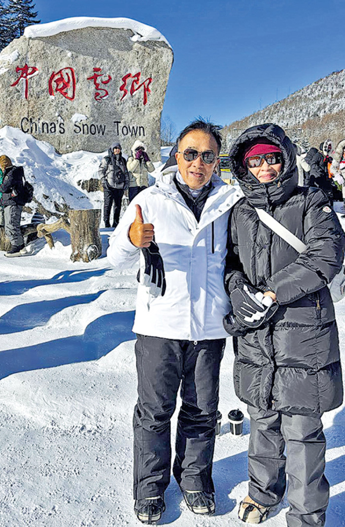 退下前線嘅實政圓桌田北辰(左)終於得閒陪太太去旅行,近日去咗哈爾濱,其中一日喺風雪下搭4個鐘車遊覽「中國雪鄉」,佢直呼「凍到傻」。(田北辰facebook圖片)
