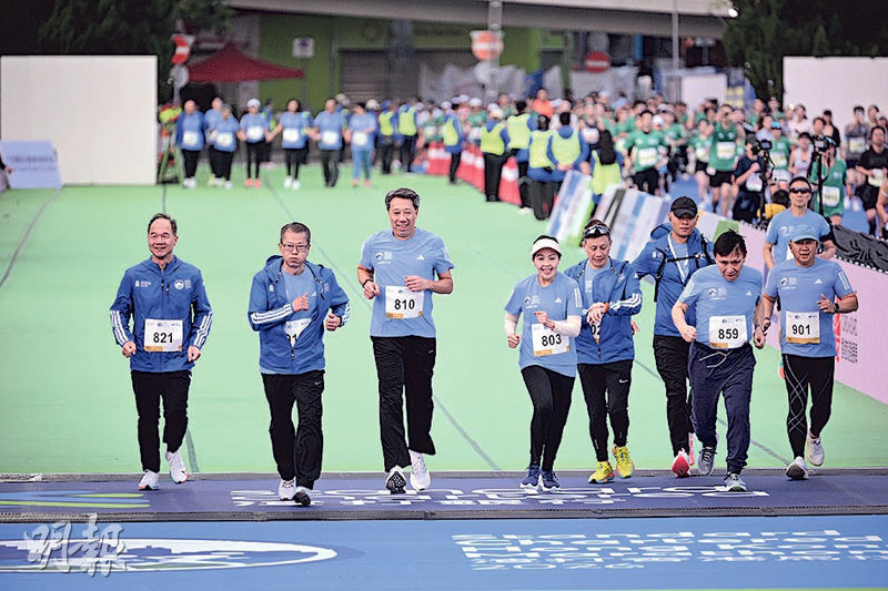 多名政商界人物參加渣馬「領袖盃」,其中財政司長陳茂波(左二)、渣打國際業務總裁洪丕正(左三)、行會成員陳清霞(左四)、新地主席兼董事總經理郭炳聯(右二)等人一齊衝線。(曾憲宗攝)