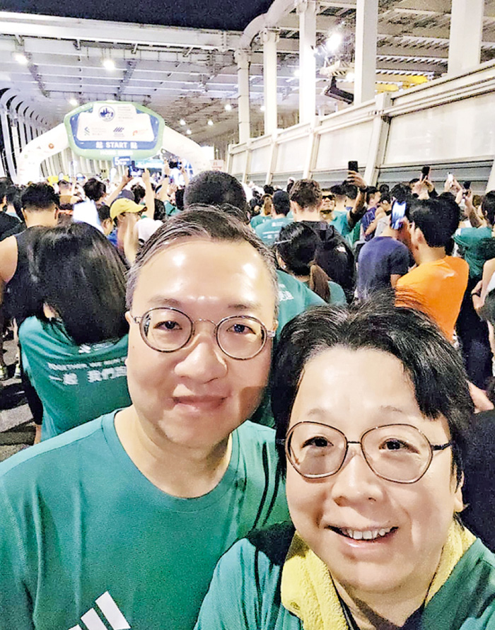 律政司長林定國(左)噚日同太太參加渣馬10公里賽事,沿途跑手互相打氣,令佢覺得渣馬口號「一起,我們跑更遠」就係「香港精神」。(林定國facebook圖片)