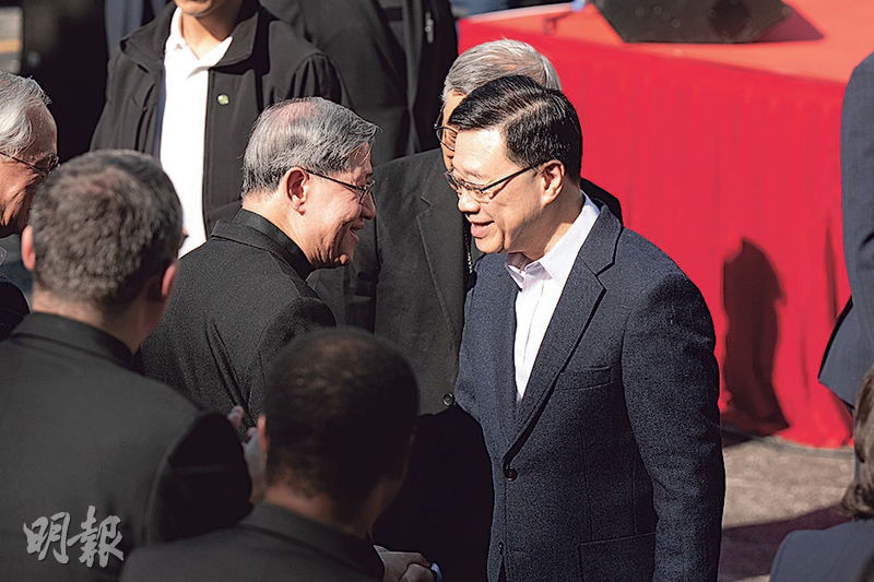 香港天主教教區噚日喺中環遮打花園舉辦「愛.傳香港」祝福香港音樂祈禱會,特首李家超(右)同教廷聖座福音傳播部代理部長樞機塔格萊握手。(徐君浩攝)