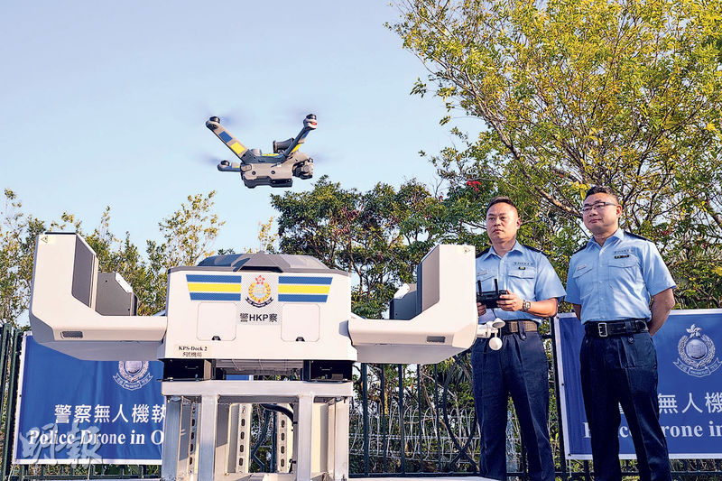 第二階段小型無人機行動調配先導計劃中,「自動化無人機庫巡邏」擴展至山頂及長洲分區,「市區反罪惡高空巡邏」擴展至其餘4個總區下各一警區。警方日前在山頂分區示範自動化無人機庫巡邏,目前共10部。(鍾林枝攝)