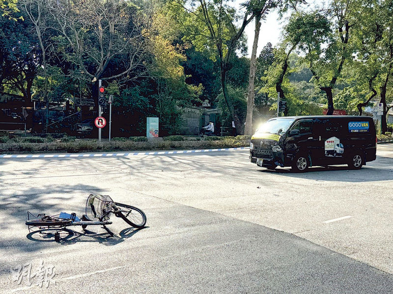客貨車駛至近天平路燈位時,收掣不及撞飛橫過馬適路的單車。涉事單車損毁變形,騎單車女子送院搶救不治,警方臨時封鎖部分行車線蒐證。