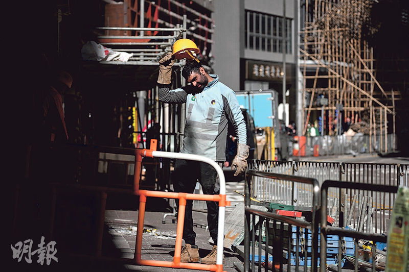 樂施會建議企業於工作場所設立熱壓力監測系統,以更科學方法保障工友,減少他們因暑熱受傷或不適,同時為企業安排僱員休息及工作提供依據。圖為昨有工友在烈日當空下於地盤工作。(曾憲宗攝)