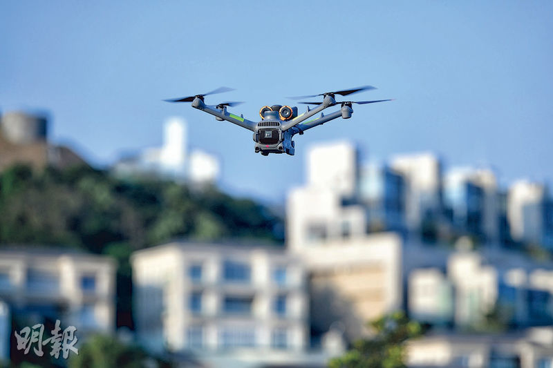警方日前在山頂分區示範「自動化無人機庫巡邏」,山頂分區指揮官李國耀指出,無人機每次巡邏約20分鐘,已能覆蓋約150公頃、相當於7個維園的範圍,涵蓋逾100個屋苑。(鍾林枝攝)
