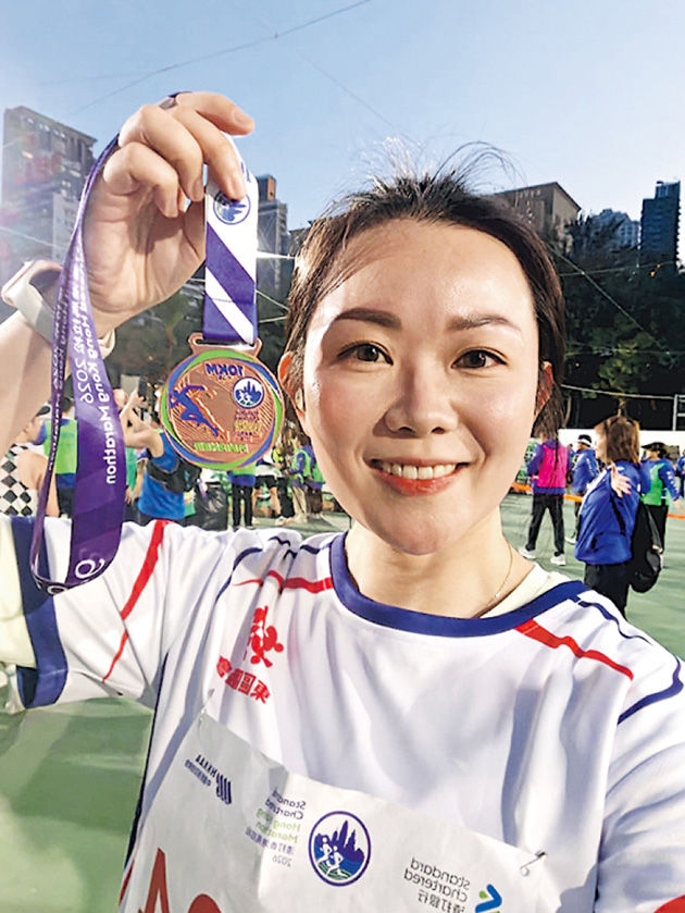 港島東立法會議員植潔鈴聯同其他東區區議員跑10公里,佢形容隊友互相打氣,將跑步變成社區同行嘅體驗。(植潔鈴facebook圖片)