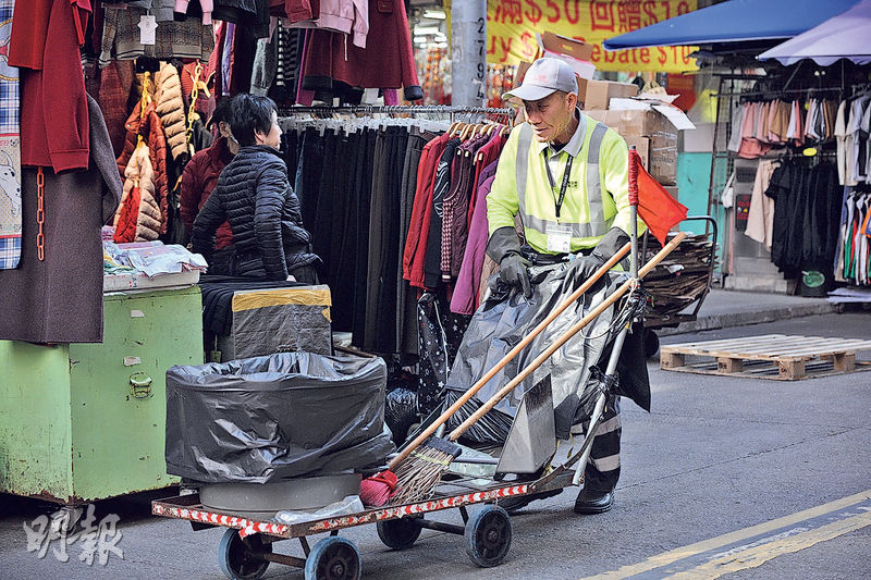 有組織提到有工友因制服商標不能被遮蔽的規定,未能使用職安局建議的背心風扇。食環署回覆稱,若工人在制服外加上背心,有可能影響工作服的反光功能,增加職安風險,承辦商會跟進。圖為昨日清潔工在街道工作。(曾憲宗攝)